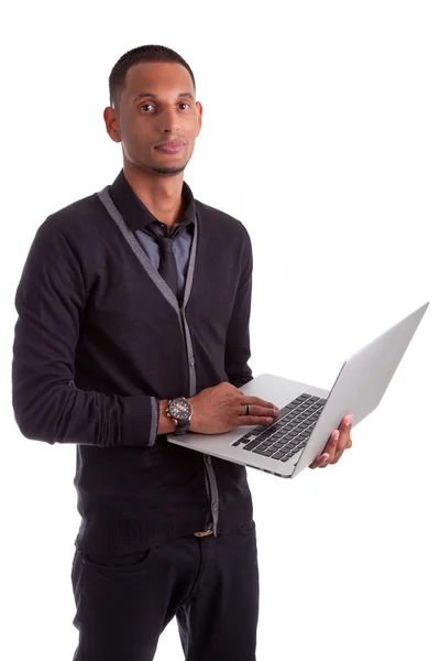 Jonge african american man met behulp van een laptop — Stockfoto