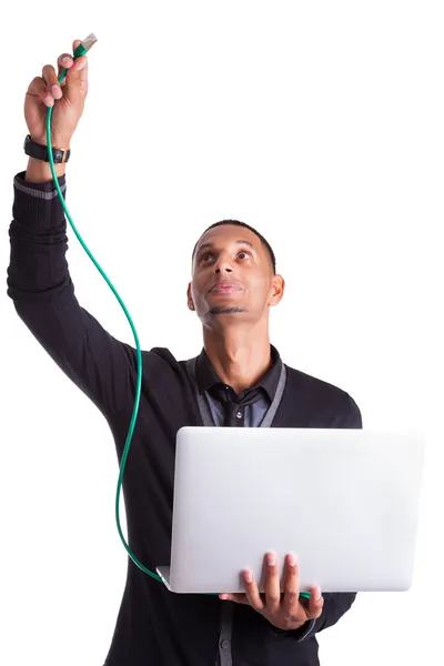 Joven afroamericano científico informático plugin un cable ethernet —  Fotos de Stock