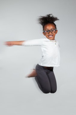 Genç Afro-Amerikan kız atlama portresi