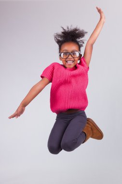 Genç Afro-Amerikan kız atlama portresi