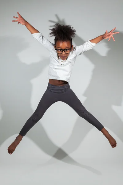 ジャンプのアフリカ系アメリカ人少女の肖像画 — ストック写真