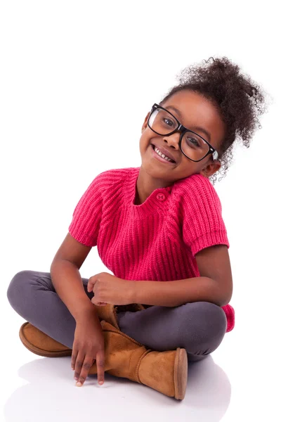 Cute african american dziewczyna siedzi na podłodze — Zdjęcie stockowe