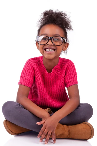 Mignon jeune fille afro-américaine assise sur le sol — Photo