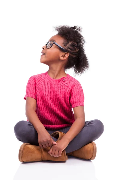 Mignon jeune fille afro-américaine assise sur le sol — Photo