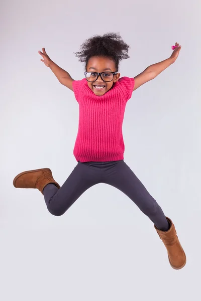 Portret van jonge african american girl Springen — Stockfoto