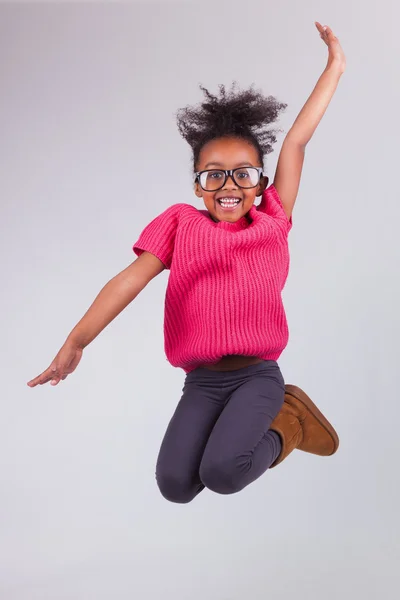 Retrato de jovem afro-americano menina saltando Fotos De Bancos De Imagens