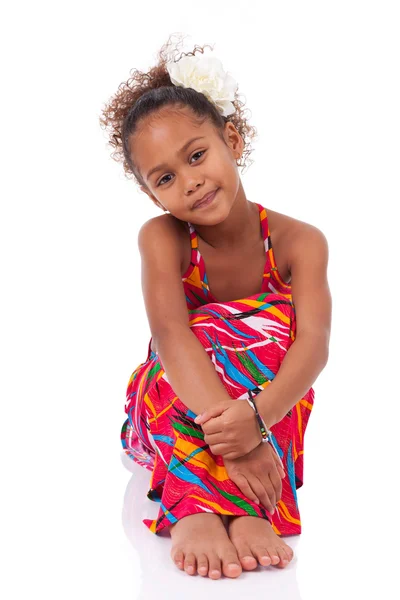 Bonito jovem africano ásia menina sentado no o chão — Fotografia de Stock