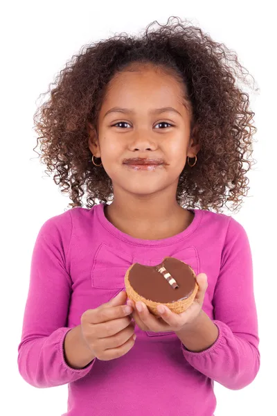 Pouco Africano menina asiática comer um bolo de chocolate — Fotografia de Stock