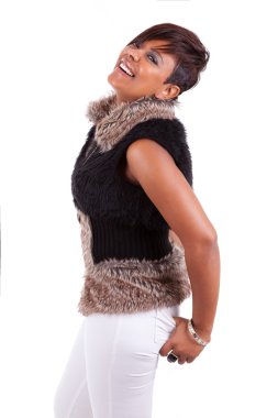 güzel bir Afrikalı-Amerikalı kadın gülüyor