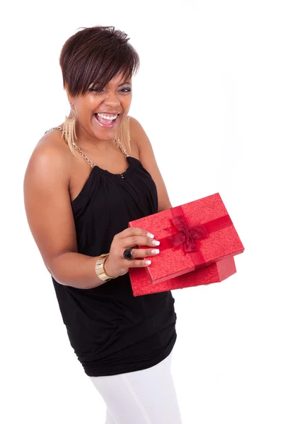 Unga afroamerikanska kvinna öppnar en gåva — Stockfoto