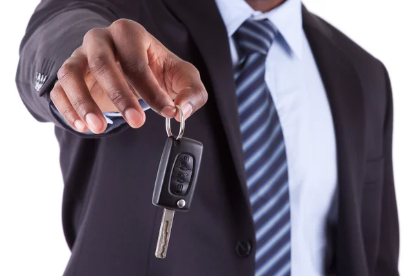 Jovem empresário afro-americano segurando uma chave de carro — Fotografia de Stock