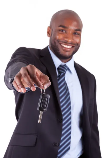 Jovem empresário afro-americano segurando uma chave de carro — Fotografia de Stock