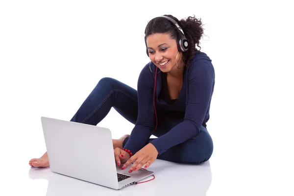 Jonge Afrikaanse student meisje met een computer — Stockfoto