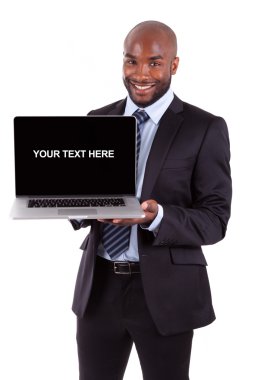 Afrika amercian iş adamı laptopn ekran gösteriliyor