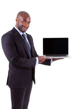 Afrika amercian iş adamı laptopn ekran gösteriliyor