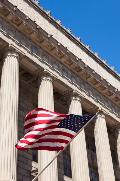 Bandera americana en el edificio del departamento de comercio en Washing —  Fotos de Stock