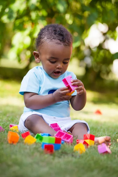 Otların arasında oynayan küçük Afrikalı-Amerikalı bebek çocuk — Stok fotoğraf