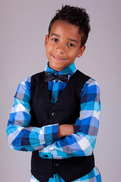 Retrato de un lindo niño afroamericano con los brazos cruzados — Foto de Stock