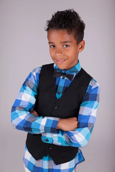 Πορτρέτο του ένα χαριτωμένο μικρό αγόρι αφροαμερικάνων με διπλωμένα χέρια — Φωτογραφία Αρχείου