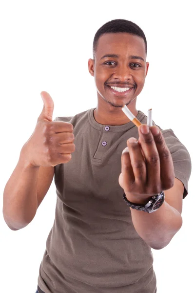 Jovem afro-americano mostrando um cigarro quebrado — Fotografia de Stock