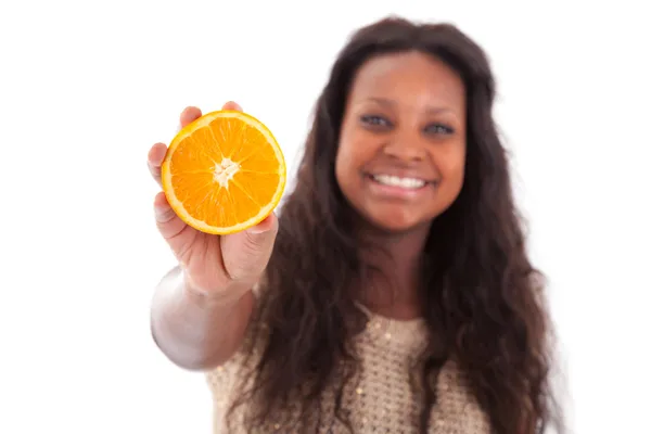 スライスされたオレンジを保持している若いアフリカ系アメリカ人の 10 代の少女 — ストック写真