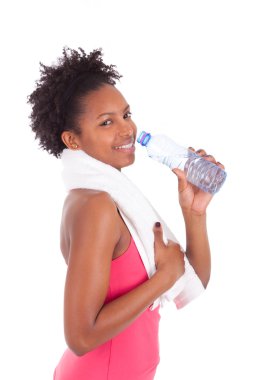Genç Afro-Amerikan fitness kadın içme suyu