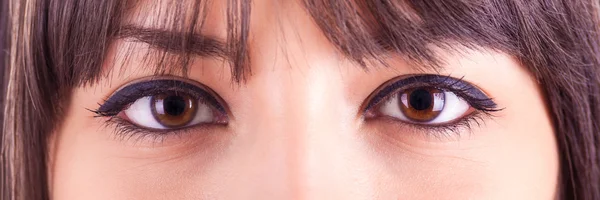 Primer plano de hermosos ojos de mujer caucásica — Foto de Stock