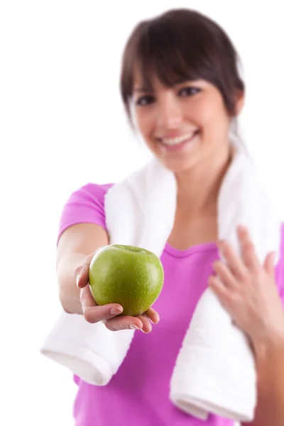 Mujer caucásica joven sosteniendo una manzana — Foto de Stock