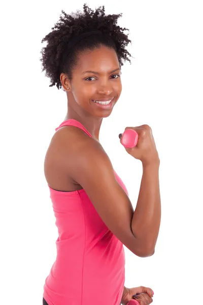 Ritratto di una donna in forma che lavora con pesi liberi — Foto Stock