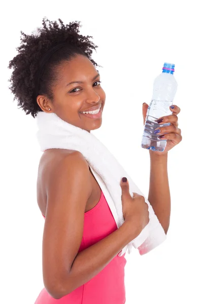 Jovem afro-americana segurando uma garrafa de água — Fotografia de Stock