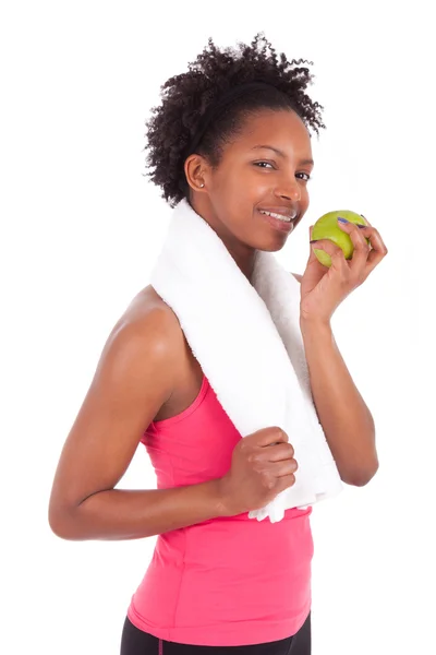 Joven mujer afroamericana comiendo una manzana — Foto de Stock