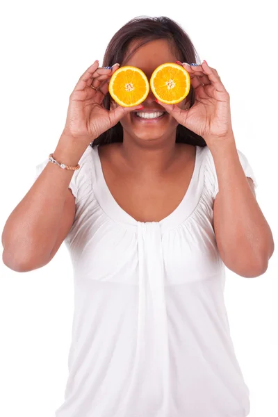 Joven mujer india feliz sosteniendo rodajas de naranja — Foto de Stock
