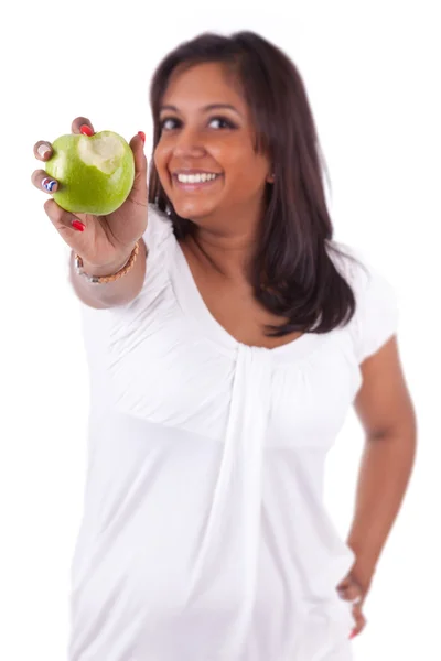 Jonge Indiase vrouw eten van een appel — Stockfoto