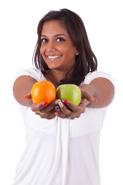 Młoda kobieta indyjska szczęśliwy, trzymając owoce — Zdjęcie stockowe