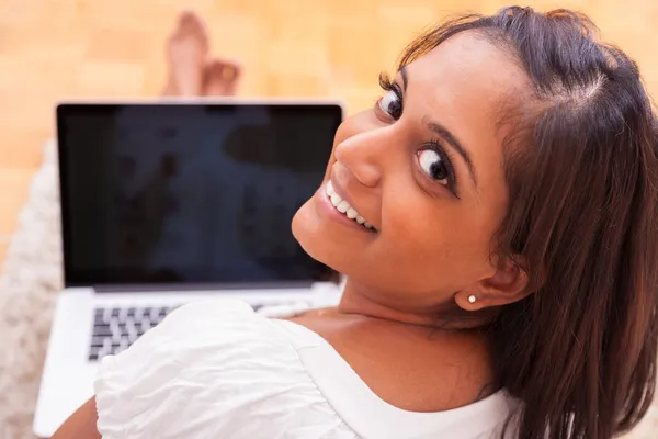 Junge indische Frau mit einem Laptop — Stockfoto