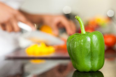 taze yeşil biber su damlaları ile kaplı