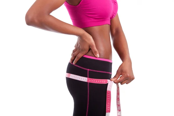 Afrikanisch-amerikanische Fitness-Frau misst ihren Bauch — Stockfoto