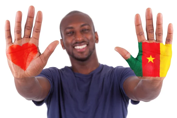 Mãos homem Africano com um coração pintado e bandeira de camarões, eu amo — Fotografia de Stock