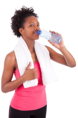 elma tutan genç Afro-Amerikan kadın