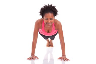 genç güzel Afrikalı fitness kadın push up egzersizleri yapıyor