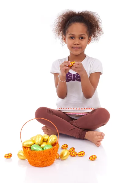 Çikolata ester yumurta holding african asian kız — Stok fotoğraf