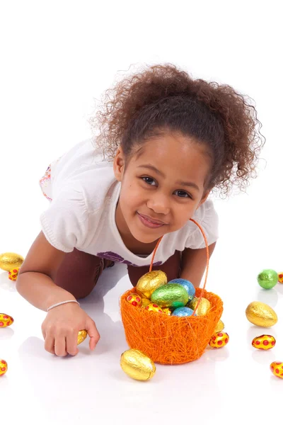 エステルのチョコレートの卵を保持しているアフリカのアジアの女の子 — ストック写真