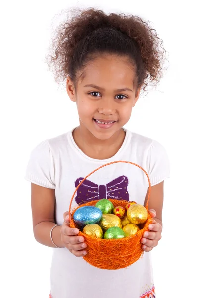 Africana asiática chica holding chocolate ester huevo —  Fotos de Stock