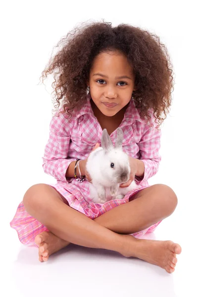 Africana asiática chica sosteniendo un conejo — Foto de Stock