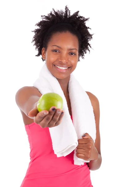 Joven mujer afroamericana sosteniendo una manzana — Foto de Stock