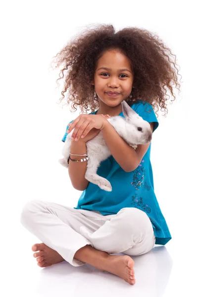Africké Asijská dívka drží králík — Stock fotografie