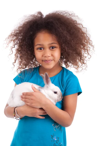 Africké Asijská dívka drží králík — Stock fotografie