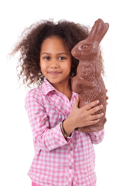 Africano menina asiática segurando um coelho de chocolate gigante — Fotografia de Stock