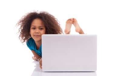 dizüstü bilgisayar kullanan küçük Afrika Asya kız