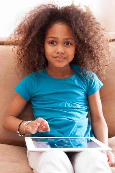 Africké Asijské holčička pomocí počítače tablet pc — Stock fotografie